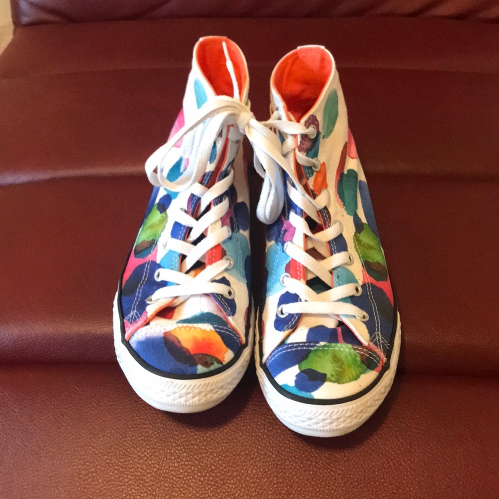 Like New! Hi-top Converse Sneaker